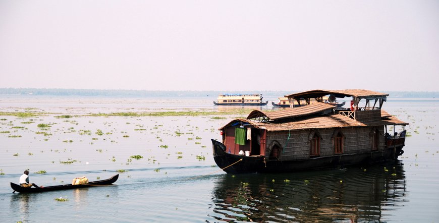Riding-houseboat-in-Vembanad-lake