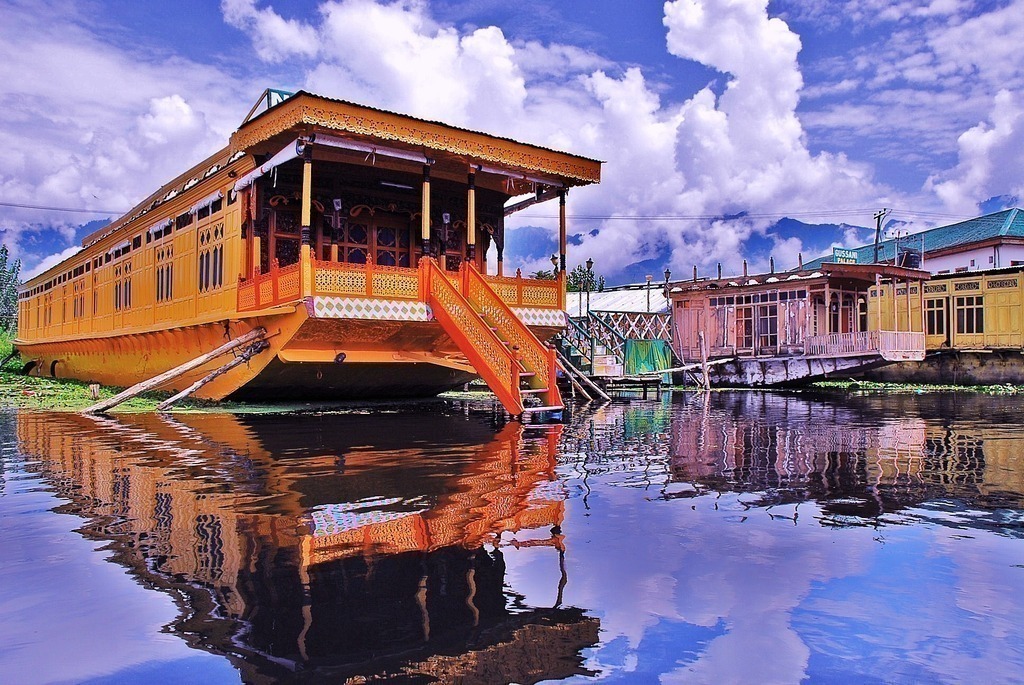 Houseboat-_Dal_Lake,_srinagar_Kashmir (1)